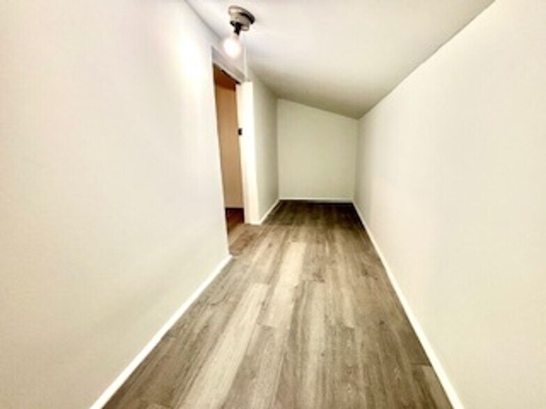 Building Photo - 1078 Lakeview Dr