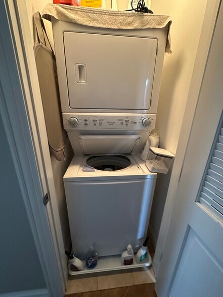 Stackable washer and dryer in unit - 2651 W Haddon Ave