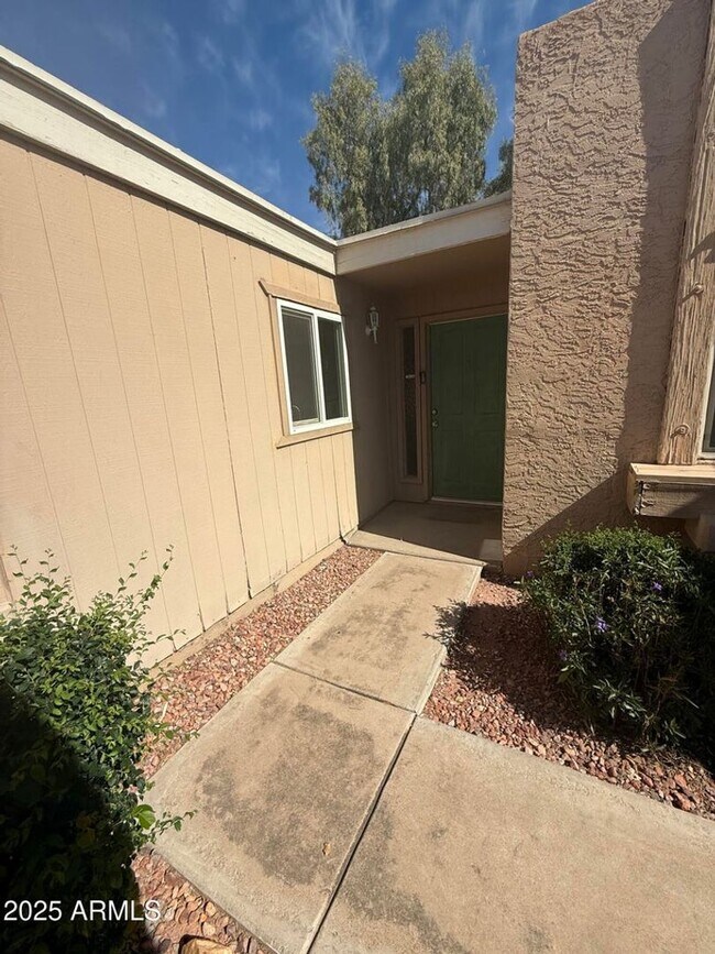 Building Photo - 2 bed, 1 bath Tempe Townhome