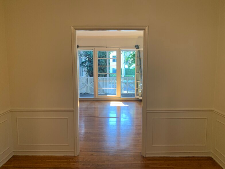 Building Photo - 412 N Doheny Dr