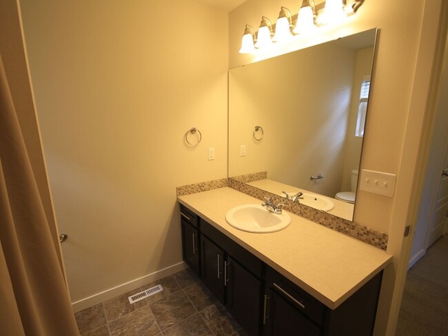 Building Photo - Beautiful Auburn Home You Will Not Want To...