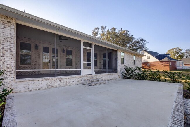 Building Photo - 1148 Sioux Cir