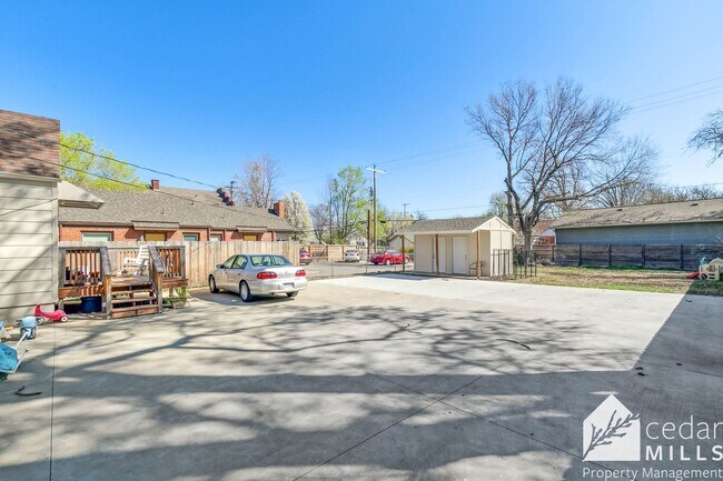 Building Photo - 212 Kansas Flats