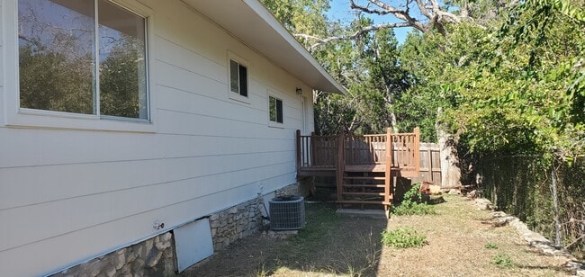 Building Photo - 900 Hill Top Dr