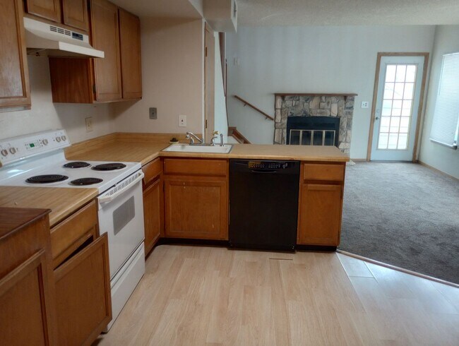 Building Photo - Dearborn 2 bed 1 bath, Great location off Miss. and Sable near I-225 and Aurora Mall