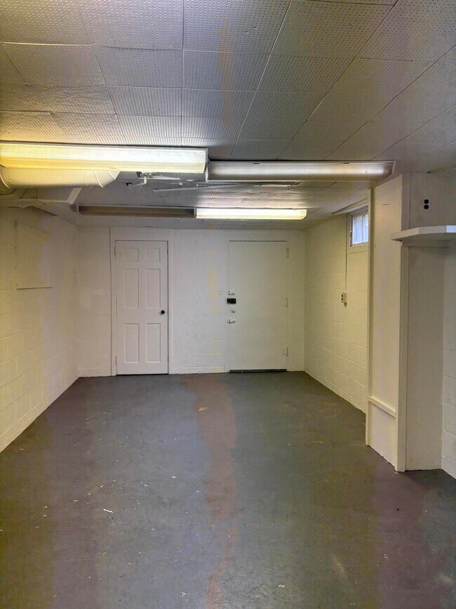 Building Photo - 201 Oak St