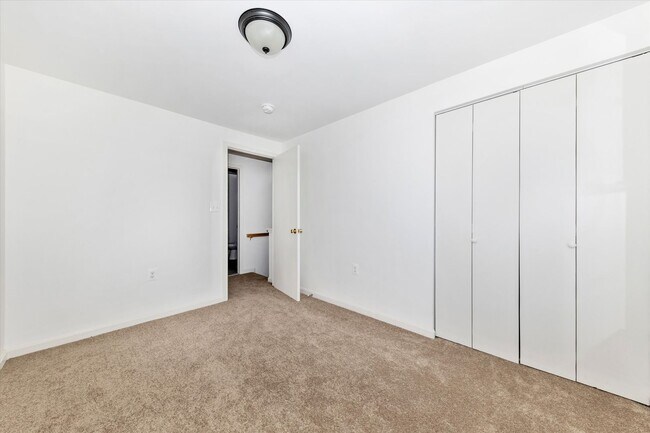 Building Photo - Churchill Town Rental