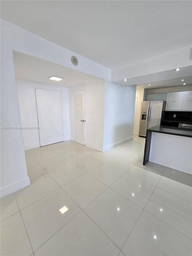 Building Photo - 5825 Collins Ave