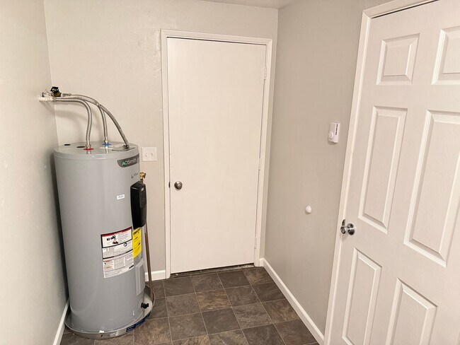 Building Photo - Updated 2 bedroom 1 bathroom dulpex in Springfield!