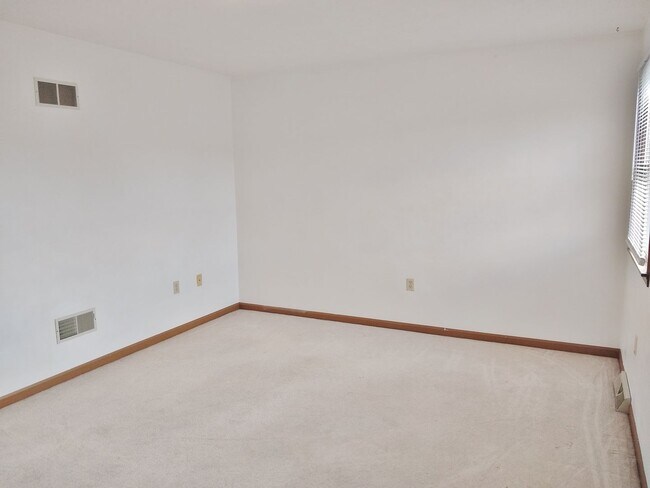 Building Photo - 2 Bed / 1-1/2 Bath Single Family Home Townhome