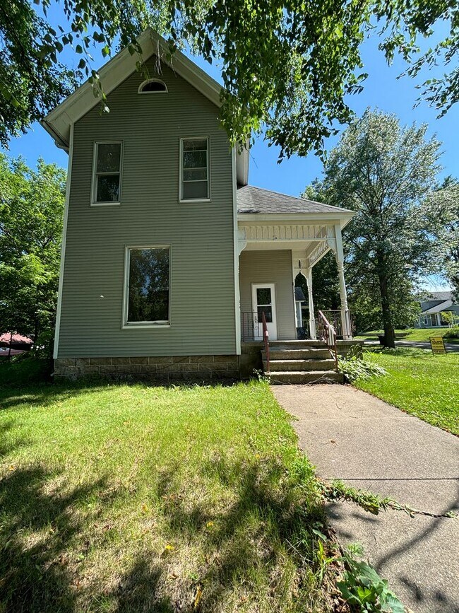 Primary Photo - 2bd 1ba duplex available for rent!