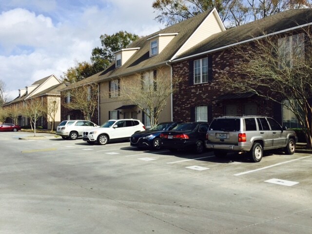 Surface lot parking - 2405 Brightside Dr