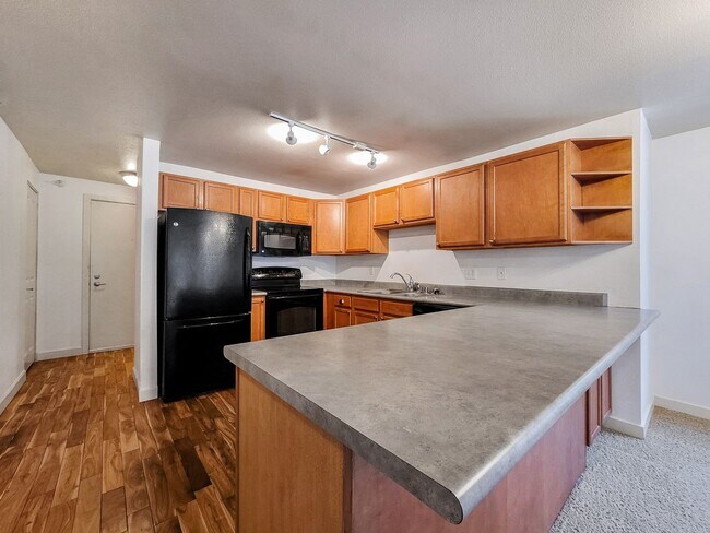 Building Photo - Modern Top-Floor 2BR/2BA Near Downtown Iss...