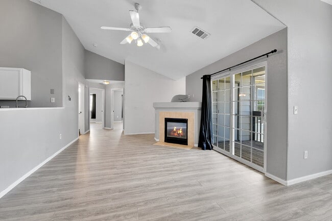 Building Photo - $2,100 - 2 Bed, 2 Bath Updated Townhome in...
