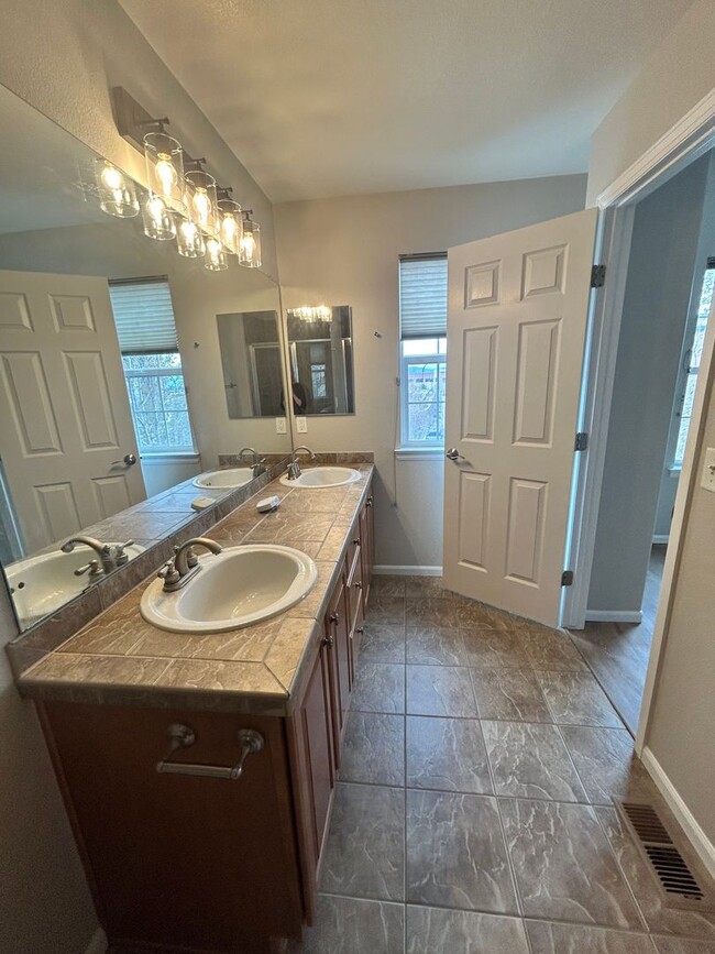 Building Photo - Well Maintained Townhouse in Highlands Ranch
