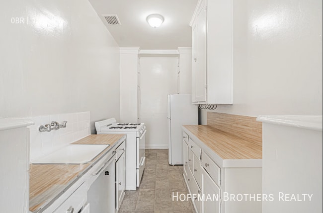 Building Photo - 3918 Beverly Blvd