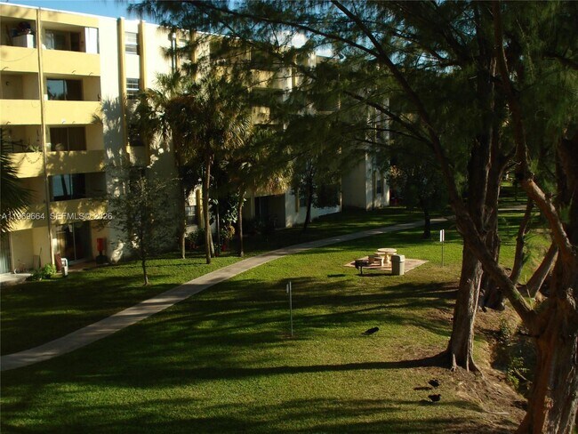 Building Photo - 10090 NW 80th Ct