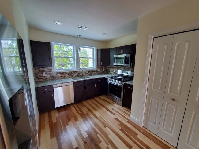 Building Photo - 50-60-60 Village Green S