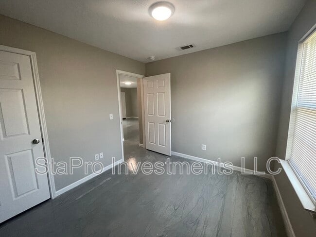 Building Photo - 125 Village Pl