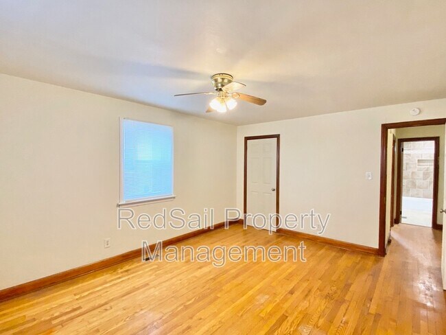 Building Photo - 409 W 38th St