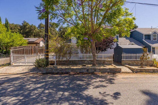 Building Photo - Meiners Oaks Gem