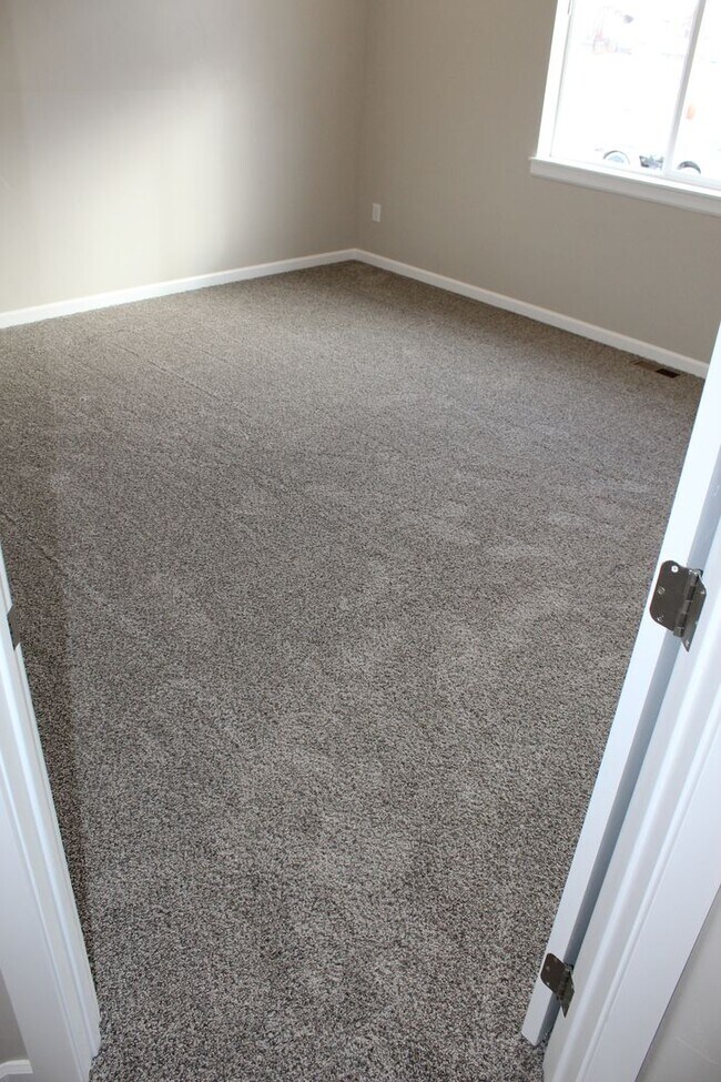 Building Photo - Beautiful Newer Townhouse