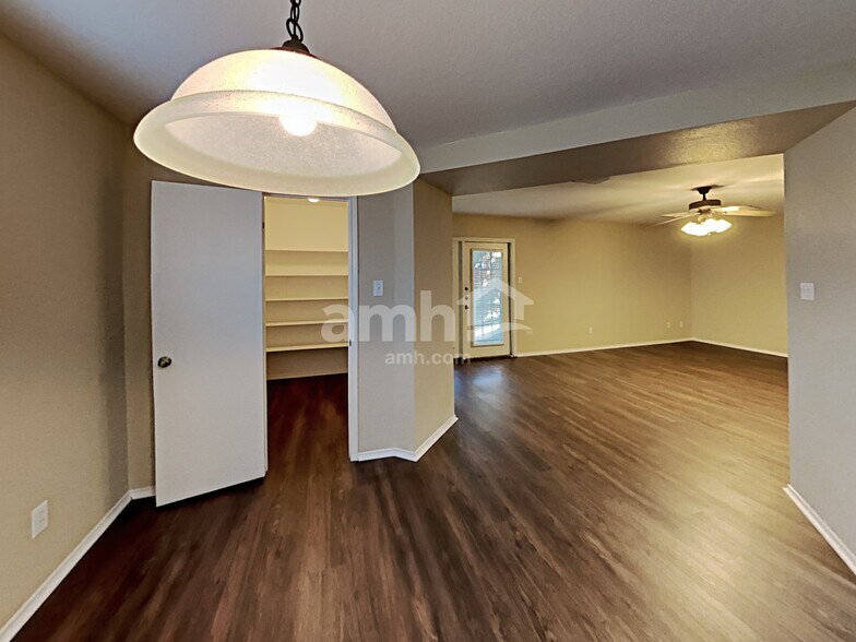 Building Photo - 10339 Manor Crk