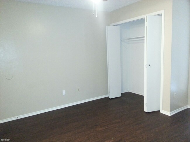 Building Photo - 3 br, 2 bath 4plex - 111 Peachtree Court D