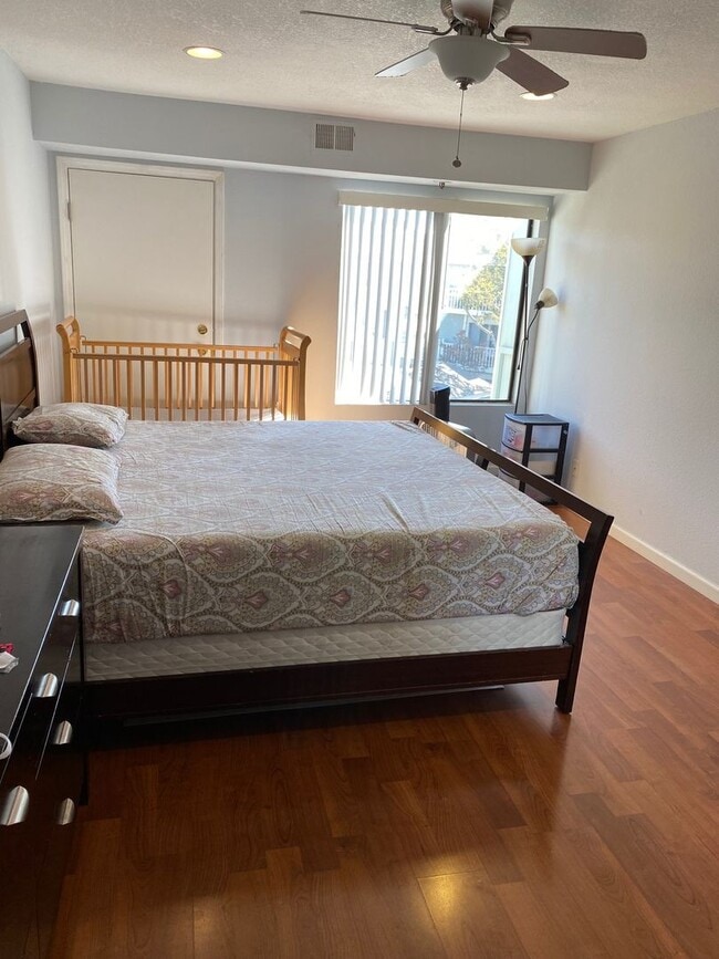 Building Photo - 2 bedrooms 2bath Condo in Fremont gated co...