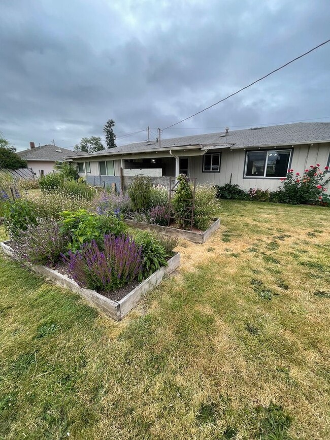 Building Photo - Great Pet Friendly Two Bedroom Duplex in Lebanon!