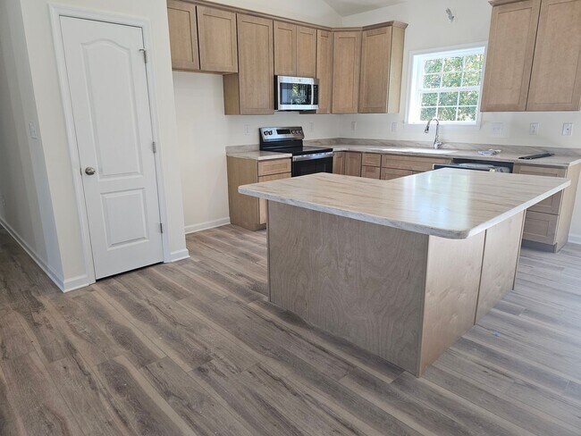 Building Photo - Brand New luxury home!