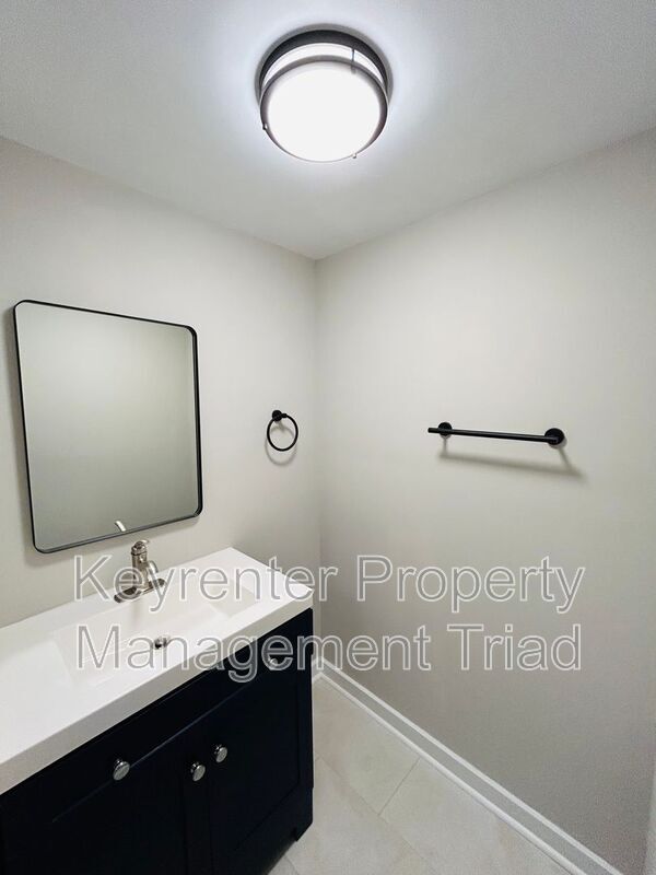 Building Photo - 5087 Meadowbrook Dr