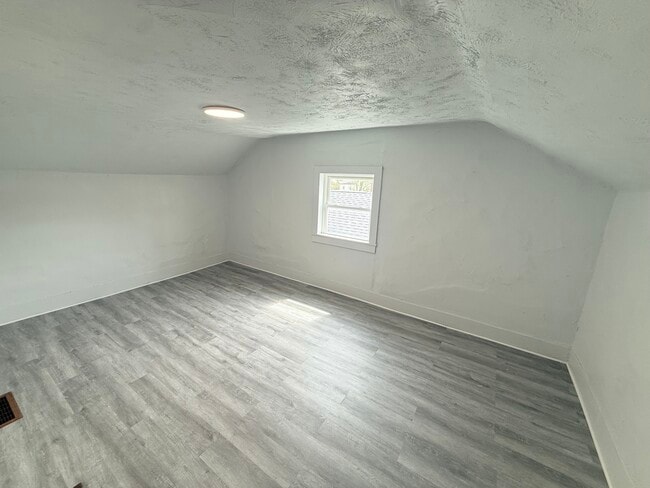 Building Photo - 754 N Sharpsville Ave