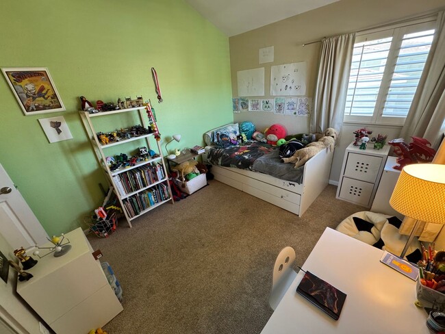Building Photo - 5 bed 3 bath Gated Community in Union City...