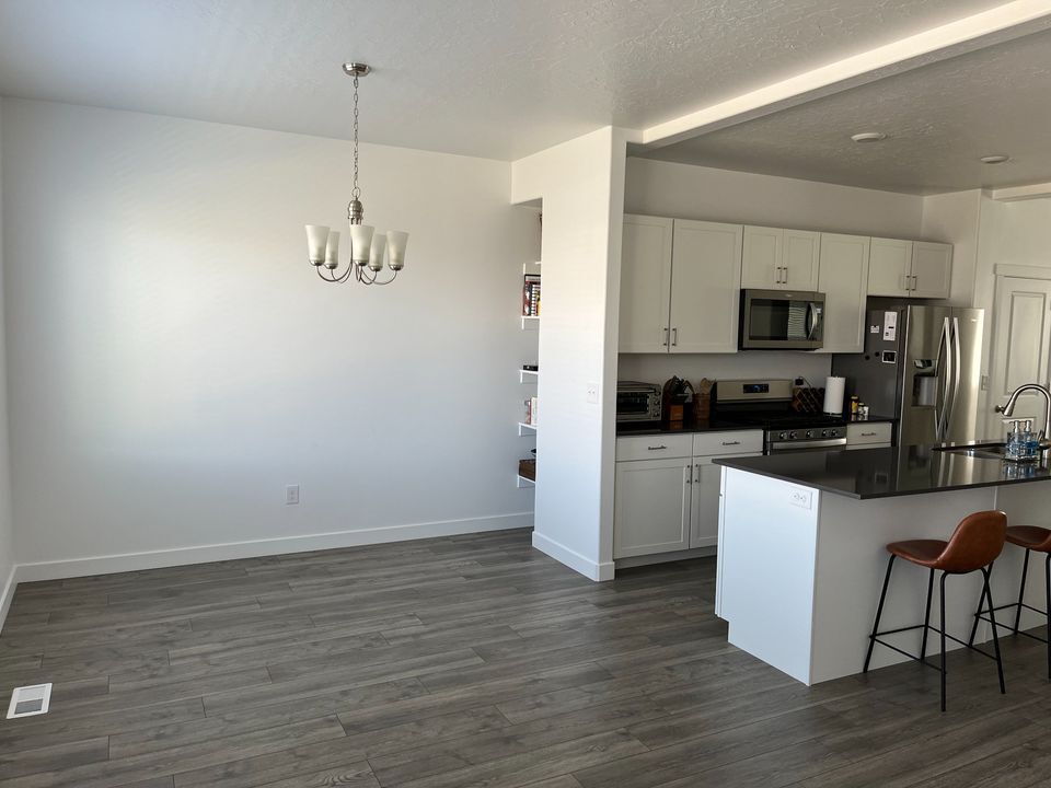 Building Photo - 1112 E Hatch Row