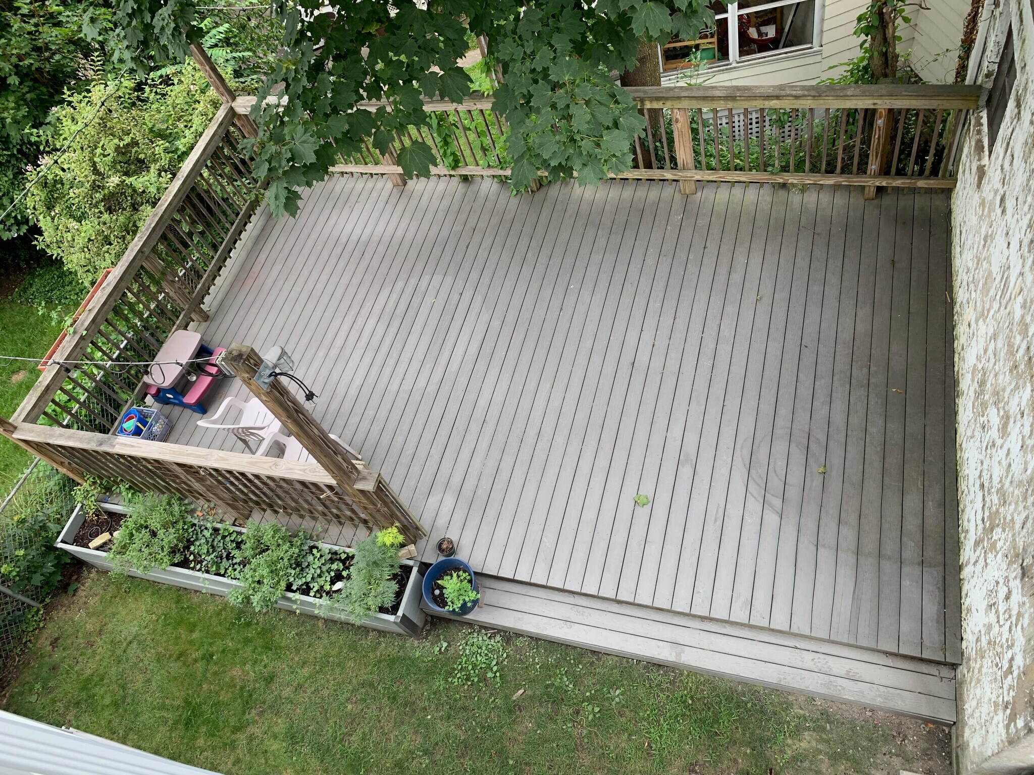 Back yard and deck - 16 Appleton Place
