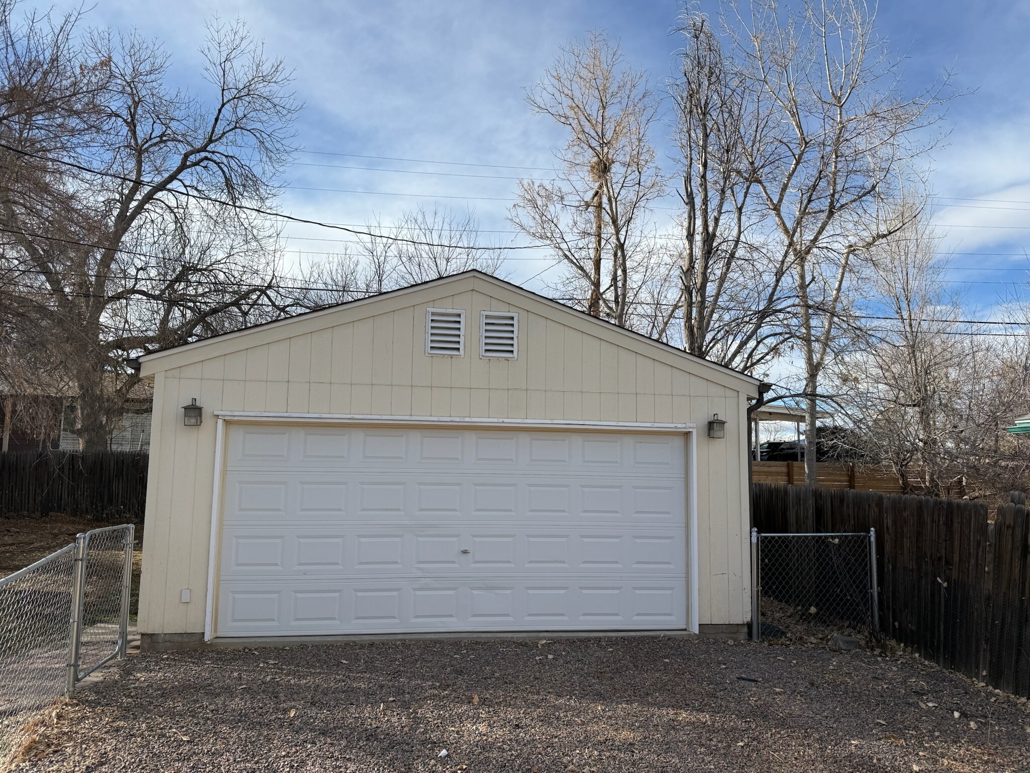 Double Garage - 425 S Oak St