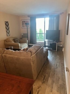 Building Photo - 140 Kenrick St