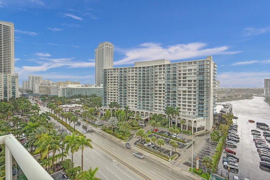 Building Photo - 3725 S Ocean Dr