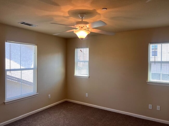 Building Photo - 3 Bedroom Home in Shasta View Gardens