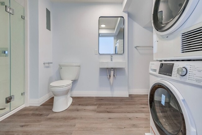 Building Photo - Prime Koreatown Brand New 2 Story Loft Style Unit! 6 Weeks Free Rent Concession