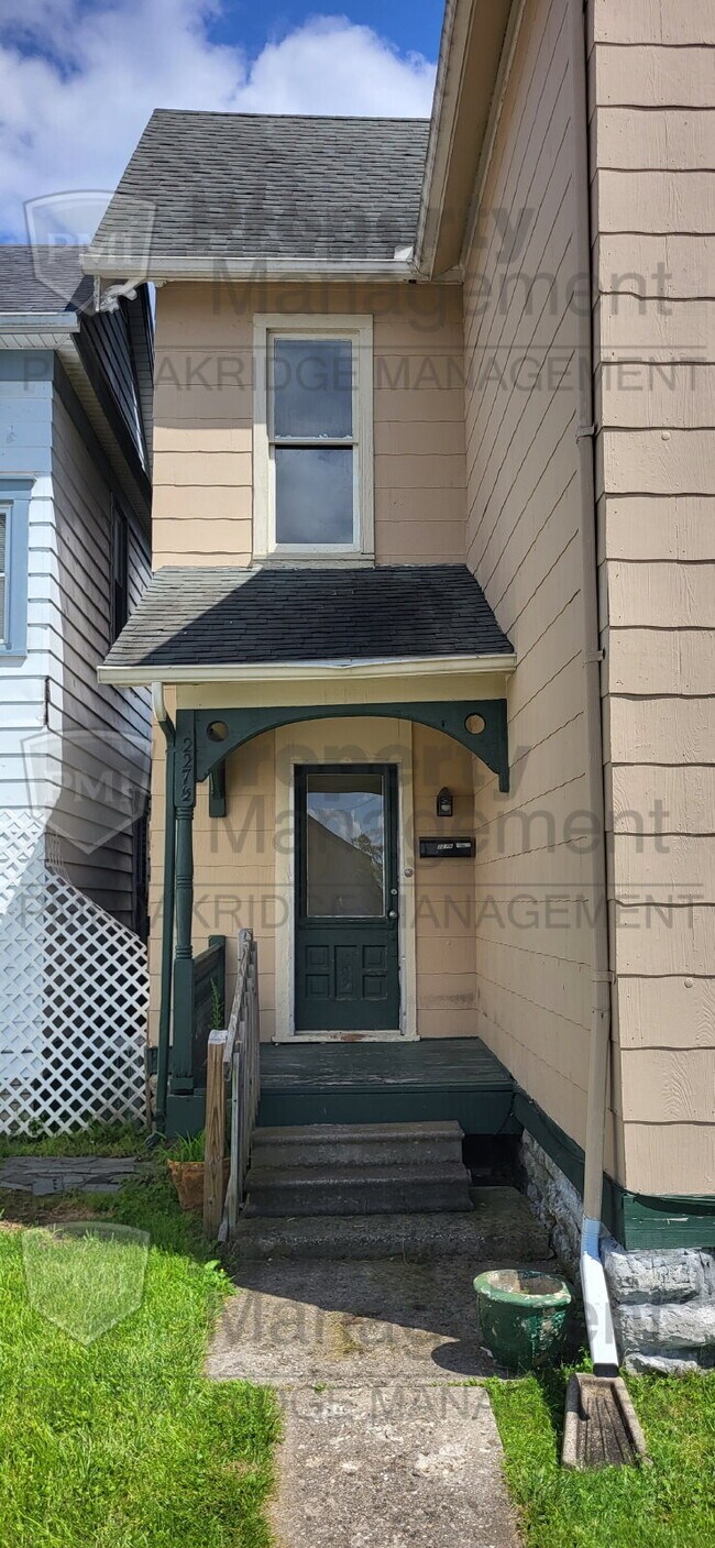 Building Photo - Upper 1 Bed 1 Bath Apartment