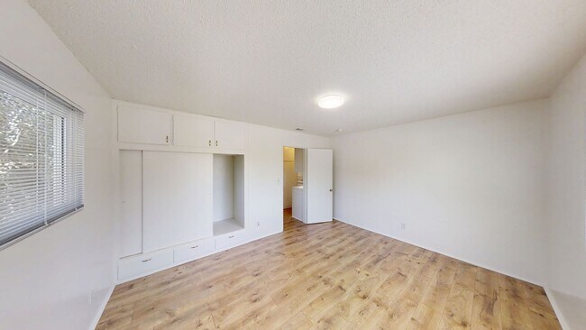 Building Photo - 12214-16 Custer St