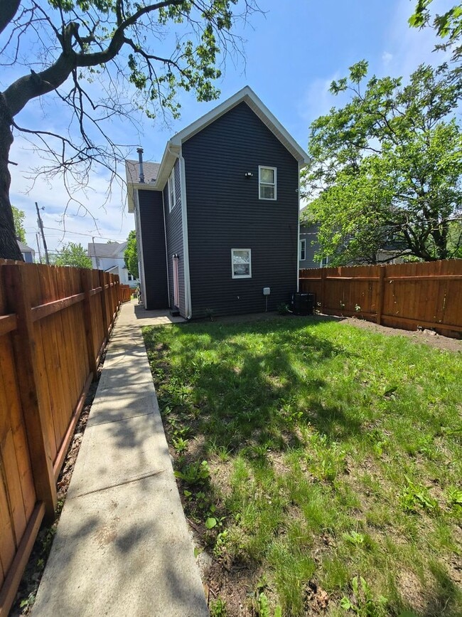 Building Photo - 3 BEDROOM SINGLE FAMILY HOME