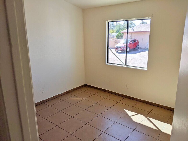 Building Photo - 415 E Thoroughbred St
