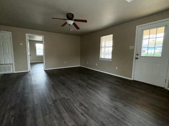 Building Photo - 705 S 5th St