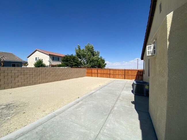 Building Photo - Rosamond 4 bedroom