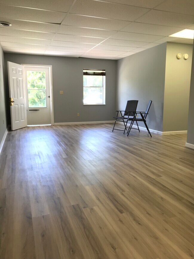 Building Photo - 1527 Meadow Spring Dr