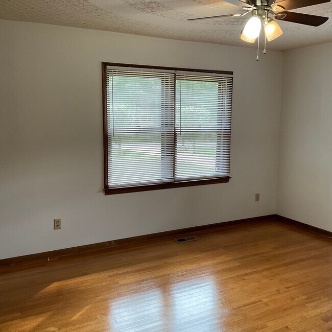 Building Photo - 3892 English Oak Dr