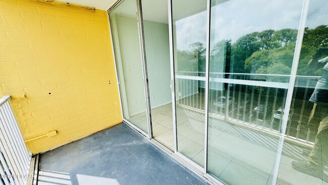 Building Photo - 732 N Halifax Ave